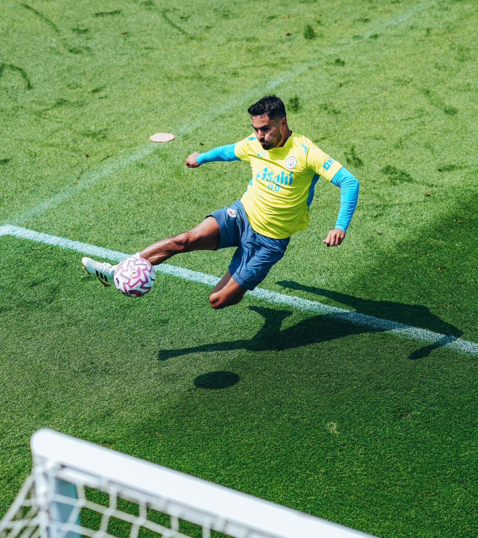 乐鱼官网-本菲卡训练开放日；国际比赛日扳平良机引欢呼；中超在即；阵容厚度经受考验(2024年中国足协杯开幕式暨揭幕战)