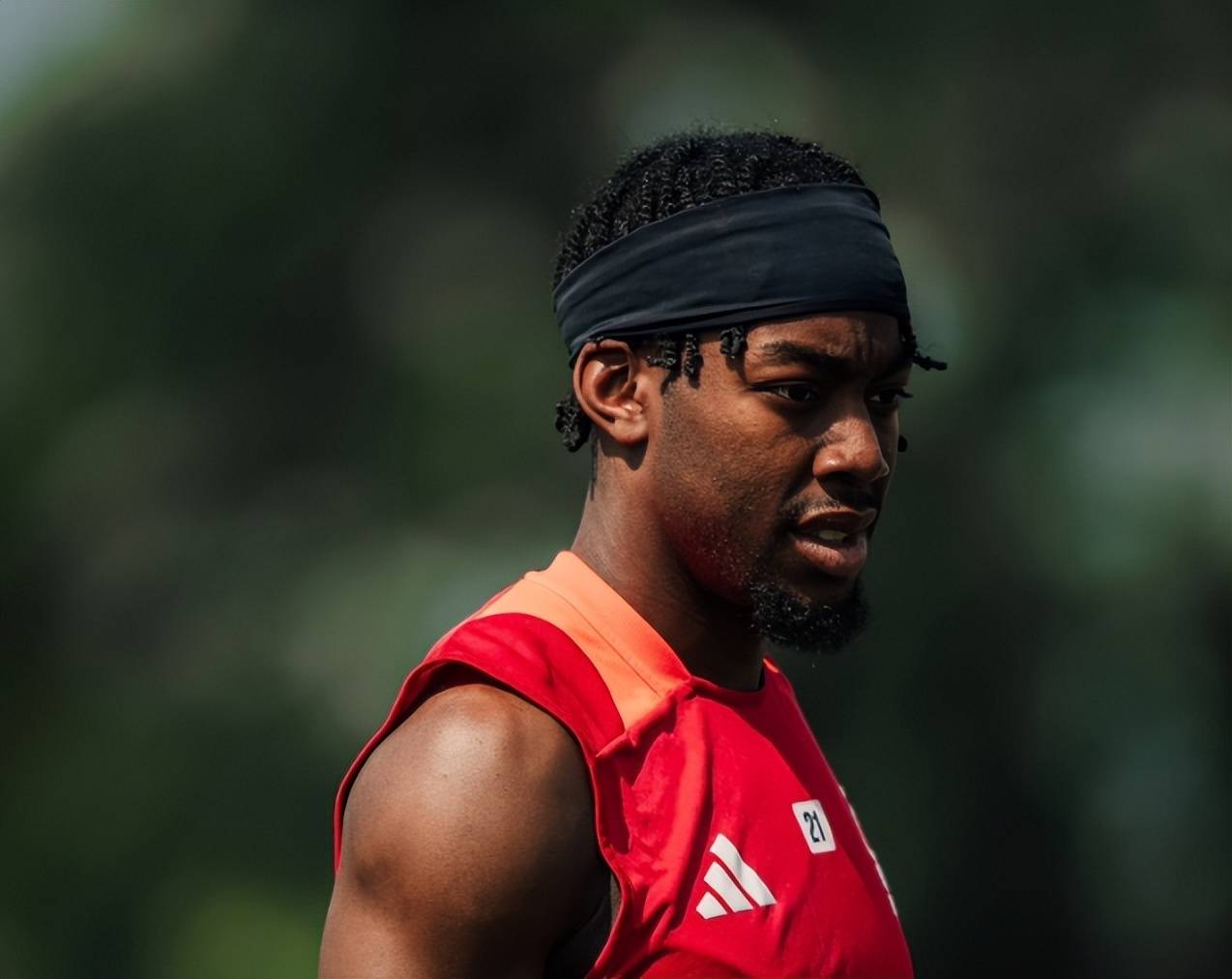 乐鱼体育-冲刺阶段突围战来临，阿森纳围绕中超遗憾出局，引发热议，控场能力受关注(阿森纳后防天团)