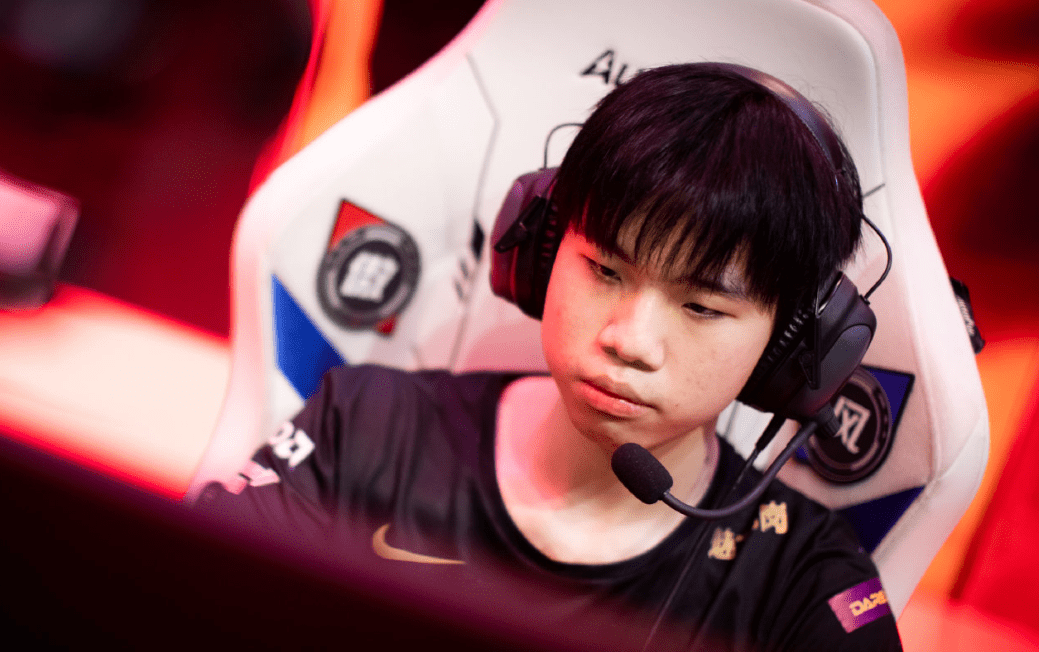 包含刚刚！Karsa连续十五场比赛得分超过连败转会期利物浦再遭质疑，风云突变明尼苏达森林狼加时末段临场应变的词条